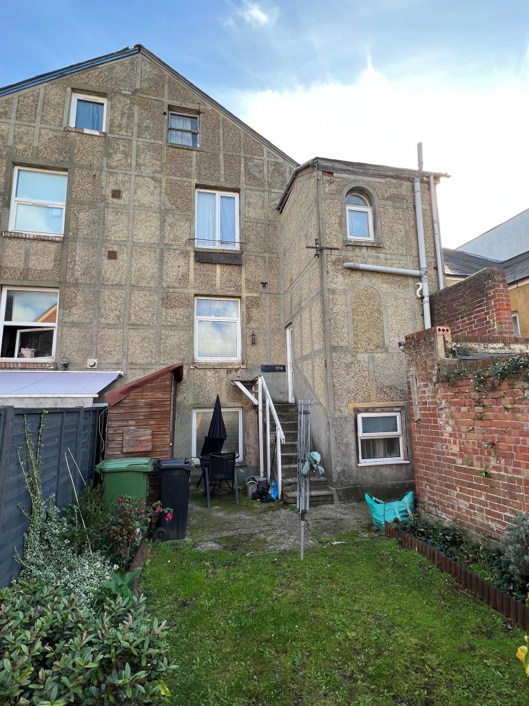 Lot: 12 - FREEHOLD MIXED COMMERCIAL AND RESIDENTIAL INVESTMENT -